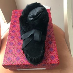 NIB Tory Burch Aberdeen Slipper - Size 8


New in Box Rabbit fur and suede